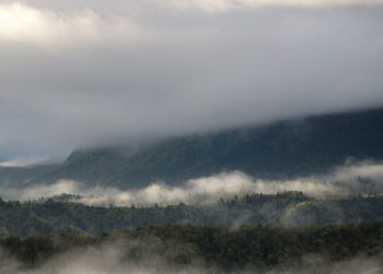Καιρός σήμερα: Αραιές νεφώσεις με τοπικές βροχές