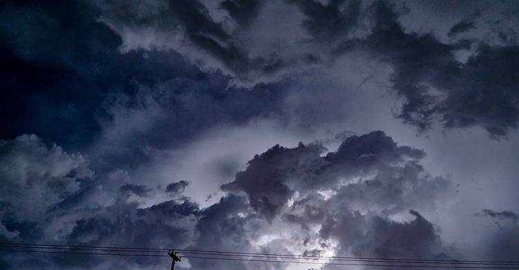 Καιρός σήμερα: Σποραδικές βροχές και πρόσκαιρες καταιγίδες