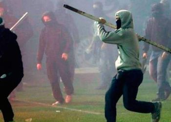 Οπαδική βία: Tα μέτρα που αναμένεται να ανακοινώσει η κυβέρνηση – Απαγόρευση κουκούλας και αυστηροποίηση του ιδιώνυμου
