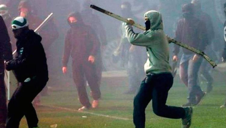 Οπαδική βία: Tα μέτρα που αναμένεται να ανακοινώσει η κυβέρνηση – Απαγόρευση κουκούλας και αυστηροποίηση του ιδιώνυμου