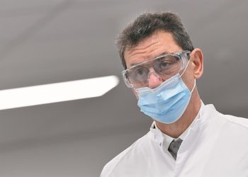 Άλμπερτ Μπουρλά: Χρειάζεται 4η δόση εμβολίου