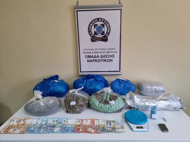 Από αστυνομικούς του Τμήματος Ασφάλειας Βέροιας συνελήφθησαν 2 άτομα για διακίνηση ναρκωτικών Από αστυνομικούς του Τμήματος Ασφάλειας Βέροιας συνελήφθησαν 2 άτομα για διακίνηση ναρκωτικών