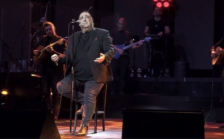 Βασίλης Καρράς: Αδιαθεσία On Stage για τον τραγουδιστή