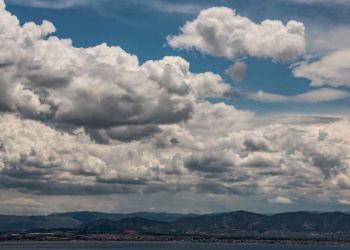 Καιρός Σήμερα: Αίθριος με πρόσκαιρες νεφώσεις και τοπικές βροχές