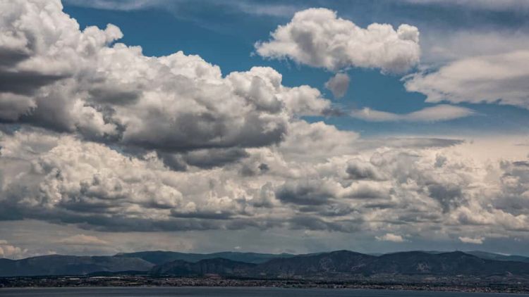 Καιρός Σήμερα: Αίθριος με πρόσκαιρες νεφώσεις και τοπικές βροχές