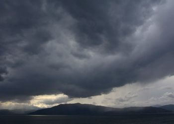 Καιρός Σήμερα: Αυξημένες νεφώσεις με σποραδικές βροχές και καταιγίδες