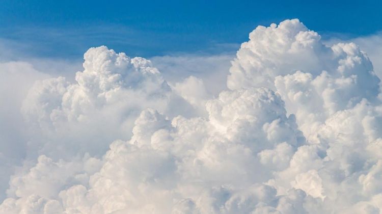 Καιρός Σήμερα: Λίγες νεφώσεις με πιθανότητα τοπικών βροχών ή χιονόνερου