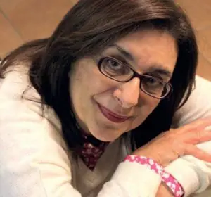 «Πόσες θερμίδες έχει το αίμα;» είναι ο τίτλος του έκτου μυθιστορήματος της Αντιγόνης Πόμμερ