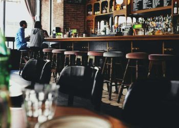 Τελειώνουν τα μέτρα στην εστίαση – Ελεύθερη είσοδος σε όλους