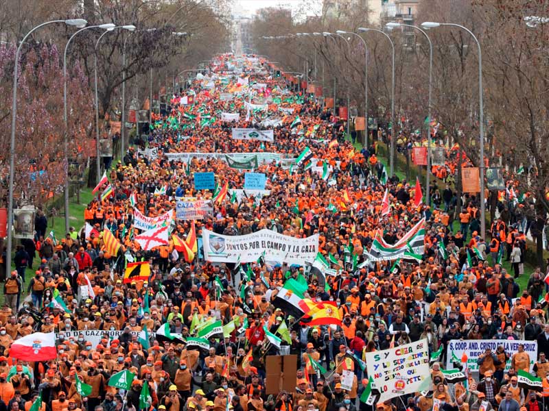 800.000 άνθρωποι κατέκλυσαν τη Μαδρίτη σε μια ιστορική διαδήλωση υπέρ του κυνηγίου