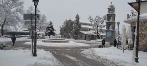 Πυκνό χιόνι  έπεσε από χθες βράδυ στο Λιτόχωρο. 