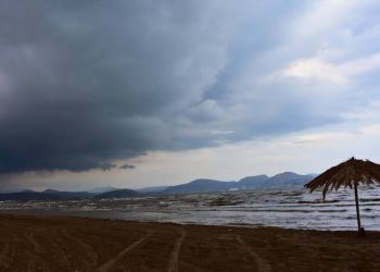 Καιρός Σήμερα: Συννεφιασμένη Κυριακή με απογευματινές βροχές