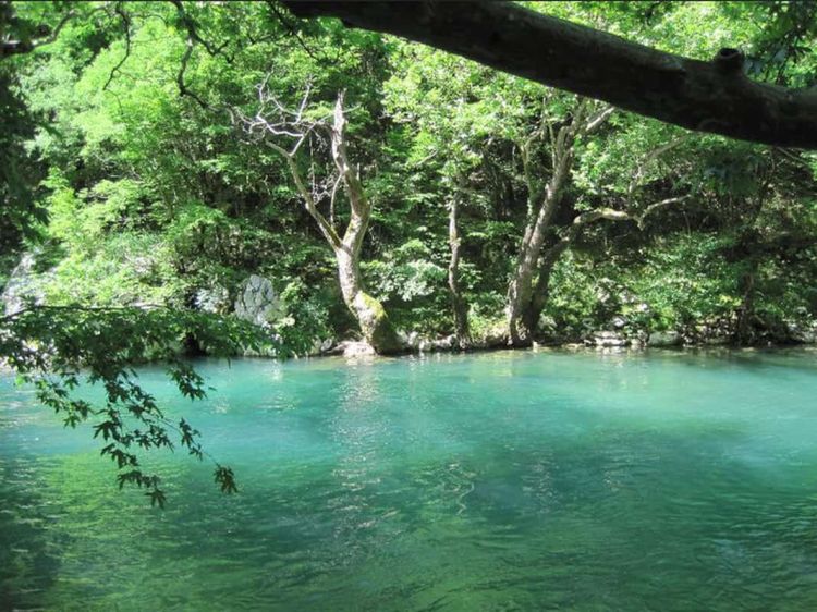 Εγκλωβίστηκε γυναίκα στο φαράγγι του Ενιπέα – Σε εξέλιξη η επιχείρηση απεγκλωβισμού της