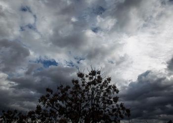 Καιρός Σήμερα: Μεγάλη Παρασκευή με συννεφιά και τοπικές βροχές