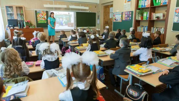 Πόλεμος στην Ουκρανία: Τι διδάσκονται στα σχολεία τα παιδιά στη Ρωσία για την εισβολή στην Ουκρανία; Πόλεμος στην Ουκρανία: Τι διδάσκονται στα σχολεία τα παιδιά στη Ρωσία για την εισβολή στην Ουκρανία;