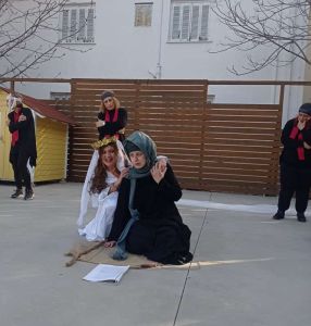 ΤΡΩΑΔΕΣ του Ευριπίδη από την ερασιτεχνική Ομάδα Aπartία! ΤΡΩΑΔΕΣ του Ευριπίδη από την ερασιτεχνική Ομάδα Aπartία!