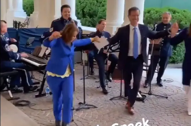 Ελληνικό γλέντι με το «πέρα στους πέρα κάμπους» και το «σινανάι γιαβρούμ» Ελληνικό γλέντι με το «πέρα στους πέρα κάμπους» και το «σινανάι γιαβρούμ»