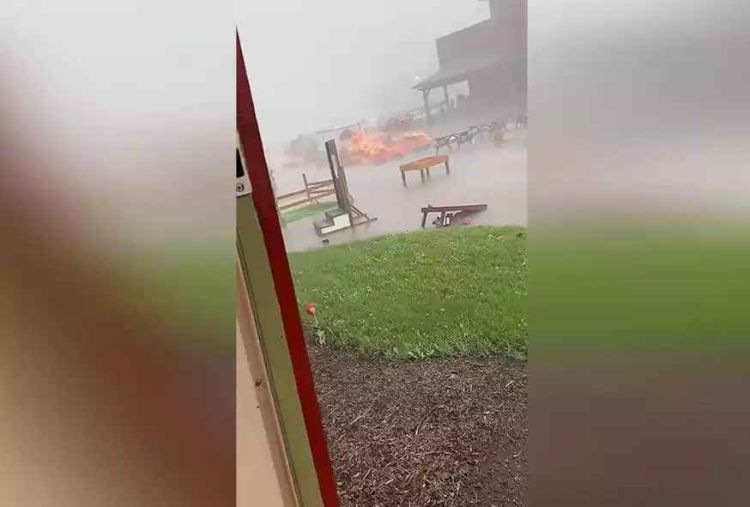 Ντερέτσο: Το φαινόμενο κακοκαιρίας που σαρώνει στον Καναδά – Διπλασιάστηκαν οι νεκροί, χιλιάδες σπίτια χωρίς ρεύμα