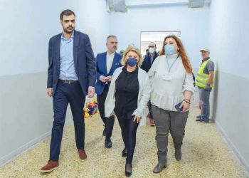 Ο Π. Μαρινάκης με στελέχη της ΝΔ σε δομή με οικογένειες εκτοπισθέντων Ουκρανών