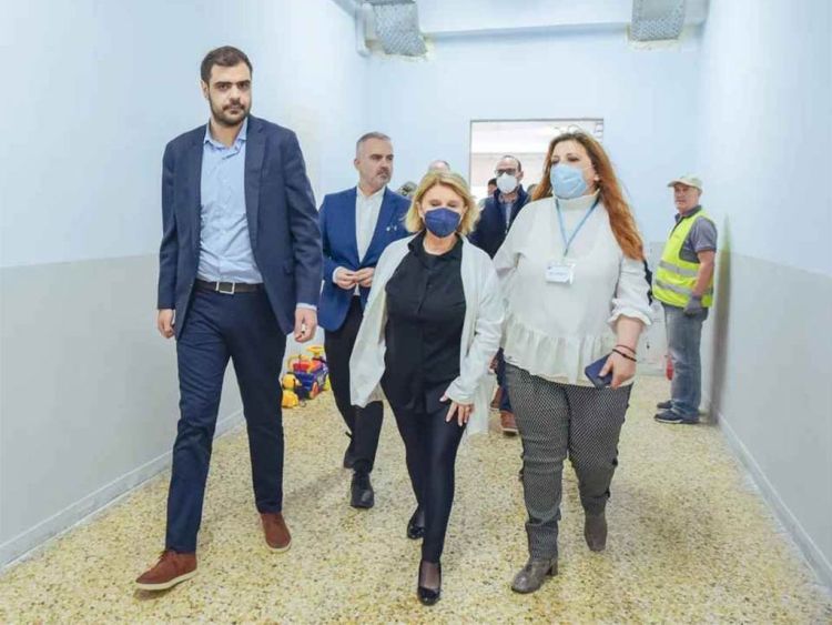 Ο Π. Μαρινάκης με στελέχη της ΝΔ σε δομή με οικογένειες εκτοπισθέντων Ουκρανών