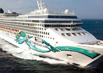 Τεράστιο κρουαζιεριόπλοιο με χιλιάδες τουρίστες έδεσε στο Βόλο