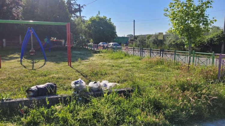 Επιτέλους, καθαρίστε – ξεχορταριάστε τις παιδικές χαρές! Κινδυνεύουν τα παιδιά μας