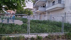 Επιτέλους, καθαρίστε – ξεχορταριάστε τις παιδικές χαρές! Κινδυνεύουν τα παιδιά μας