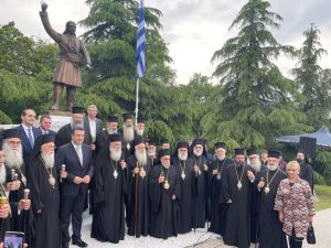 Η Αντιπεριφερειάρχης Πιερίας στα αποκαλυπτήρια του ανδριάντα του ήρωα Γερο Καρατάσου του Δοβρινού στην Ι.Μ. Παναγίας Δοβρά