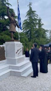 Η Αντιπεριφερειάρχης Πιερίας στα αποκαλυπτήρια του ανδριάντα του ήρωα Γερο Καρατάσου του Δοβρινού στην Ι.Μ. Παναγίας Δοβρά