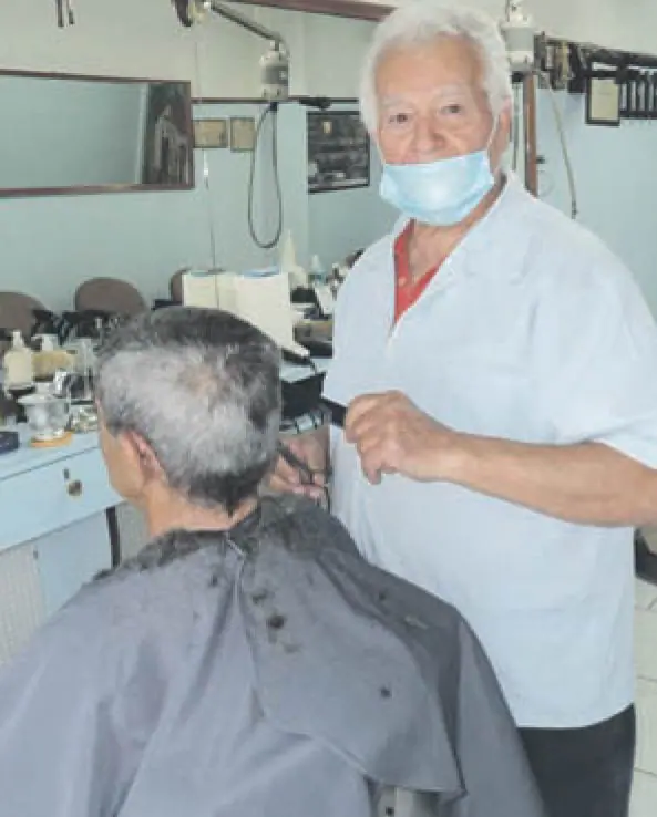 Μια ζωή με το ψαλίδι και το ξυράφι Μια ζωή με το ψαλίδι και το ξυράφι