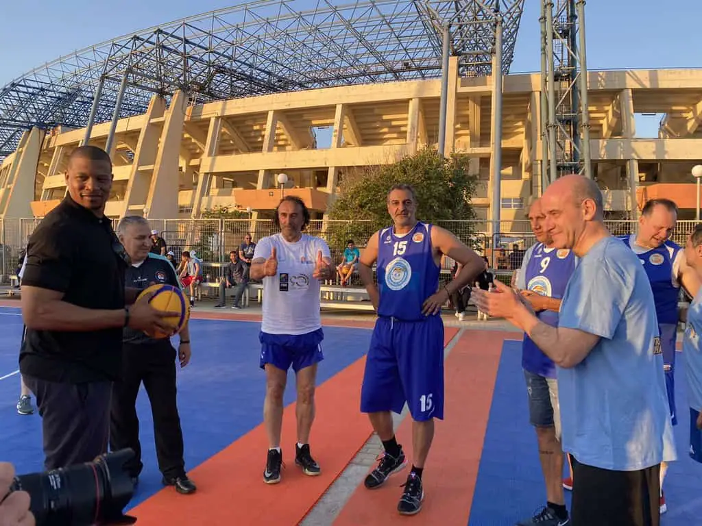 Ο Φώντας βάζει καλάθια για καλό σκοπό Ο Φώντας βάζει καλάθια για καλό σκοπό