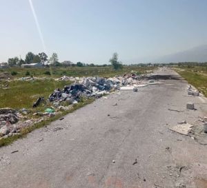 Σκουπίδια και πάλι στον Πέλεκα