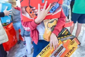 Ο Π. Μαρινάκης με στελέχη της ΝΔ σε δομή με οικογένειες εκτοπισθέντων Ουκρανών