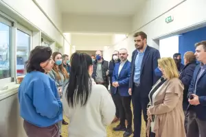 Ο Π. Μαρινάκης με στελέχη της ΝΔ σε δομή με οικογένειες εκτοπισθέντων Ουκρανών