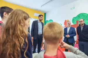 Ο Π. Μαρινάκης με στελέχη της ΝΔ σε δομή με οικογένειες εκτοπισθέντων Ουκρανών