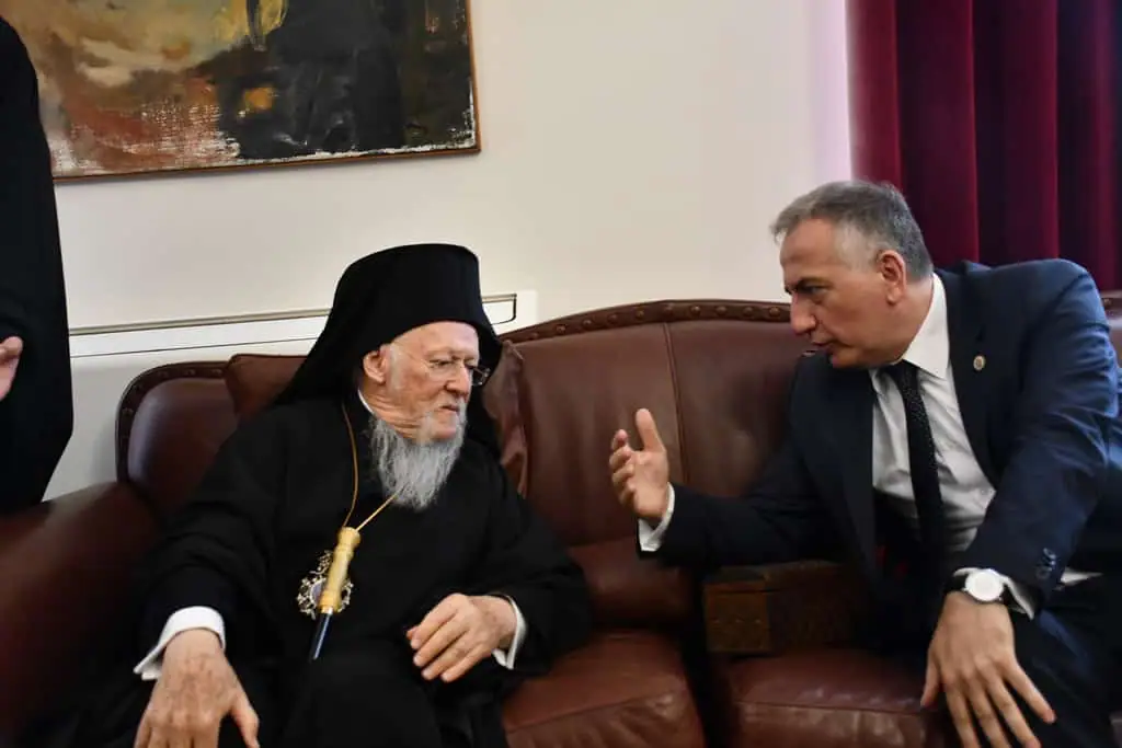 Υποδοχή του Παναγιώτατου Οικουμενικού Πατριάρχη κ.κ. Βαρθολομαίου από τον Υφυπουργό κ. Σταύρο Καλαφάτη στο Διοικητήριο Υποδοχή του Παναγιώτατου Οικουμενικού Πατριάρχη κ.κ. Βαρθολομαίου από τον Υφυπουργό κ. Σταύρο Καλαφάτη στο Διοικητήριο