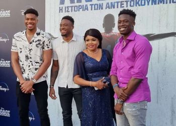 Αντετοκούνμπο: Ουρλιαχτά και χειροκρότημα στην άφιξη των αδελφών στα Σεπόλια για το “rise”