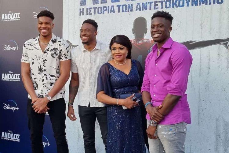 Αντετοκούνμπο: Ουρλιαχτά και χειροκρότημα στην άφιξη των αδελφών στα Σεπόλια για το "RISE" Αντετοκούνμπο: Ουρλιαχτά και χειροκρότημα στην άφιξη των αδελφών στα Σεπόλια για το “rise”