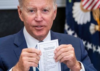 Γκάφα Μπάιντεν: Αποκάλυψε σκονάκι με οδηγίες για το τι πρέπει να κάνει