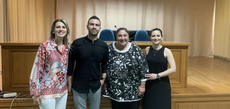 Εφηβεία: μια σημαντική μετάβαση για παιδιά και γονείς Εφηβεία: μια σημαντική μετάβαση για παιδιά και γονείς