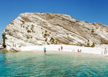 Η Le Figaro «υμνεί» τους Λειψούς – «Κομφετί» του Αιγαίου