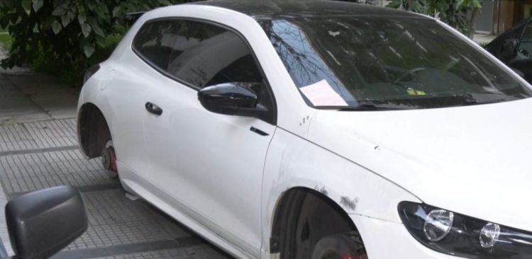 Θεσσαλονίκη: Βρήκε το αυτοκίνητό του χωρίς ρόδες και έλαβε κλήση για παράνομη στάθμευση