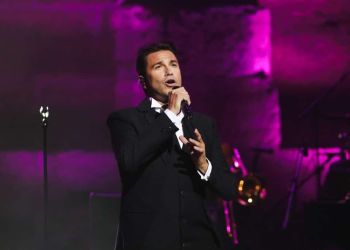 Μάριος Φραγκούλης: Mε το τραγούδι μπορούμε να βοηθήσουμε τη χώρα στις δύσκολες στιγμές