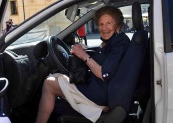 Μία 100χρονη Ιταλίδα ανανέωσε την άδεια οδήγησης για δύο χρόνια