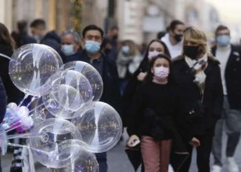 Ξεκινά το 6ο κύμα – Η νόσηση δεν είναι πια εντελώς ασυμπτωματική, λέει γνωστός καθηγητής