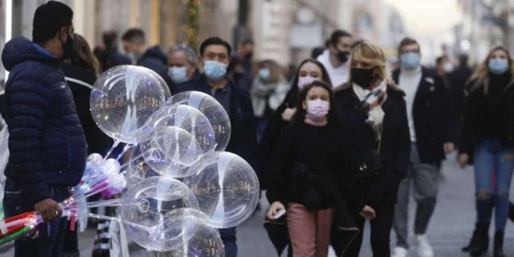 Ξεκινά το 6ο κύμα – Η νόσηση δεν είναι πια εντελώς ασυμπτωματική, λέει γνωστός καθηγητής