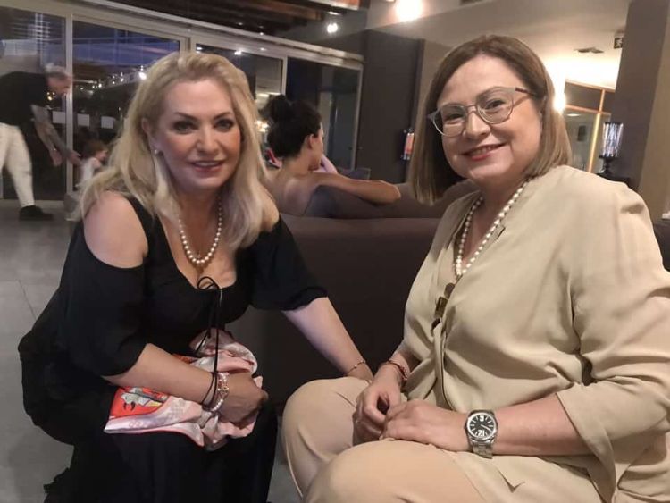 Οι  δυο  κυρίες της  πολικής  Μαρία  Σπυράκη και Άννα Μάνη υποκλίνονται  στην Πιερία. 