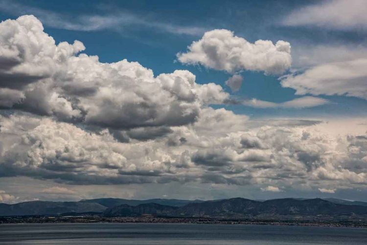 Ο Καιρός Σήμερα: Ηλιοφάνεια με λίγες τοπικές νεφώσεις παροδικά αυξημένες με τοπικές βροχές