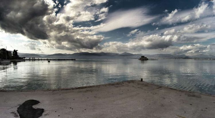 Ο Καιρός Σήμερα: Συννεφιά με τοπικές βροχές Ο Καιρός Σήμερα: Συννεφιά με τοπικές βροχές