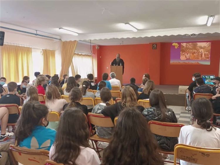 Ο Μητροπολίτης Γεώργιος στο Γυμνάσιο Περίστασης.